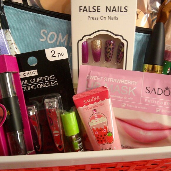 Deluxe Glam-20-Piece Christmas Makeup Collection, Holiday Gifts for Her - Picture 4 of 6